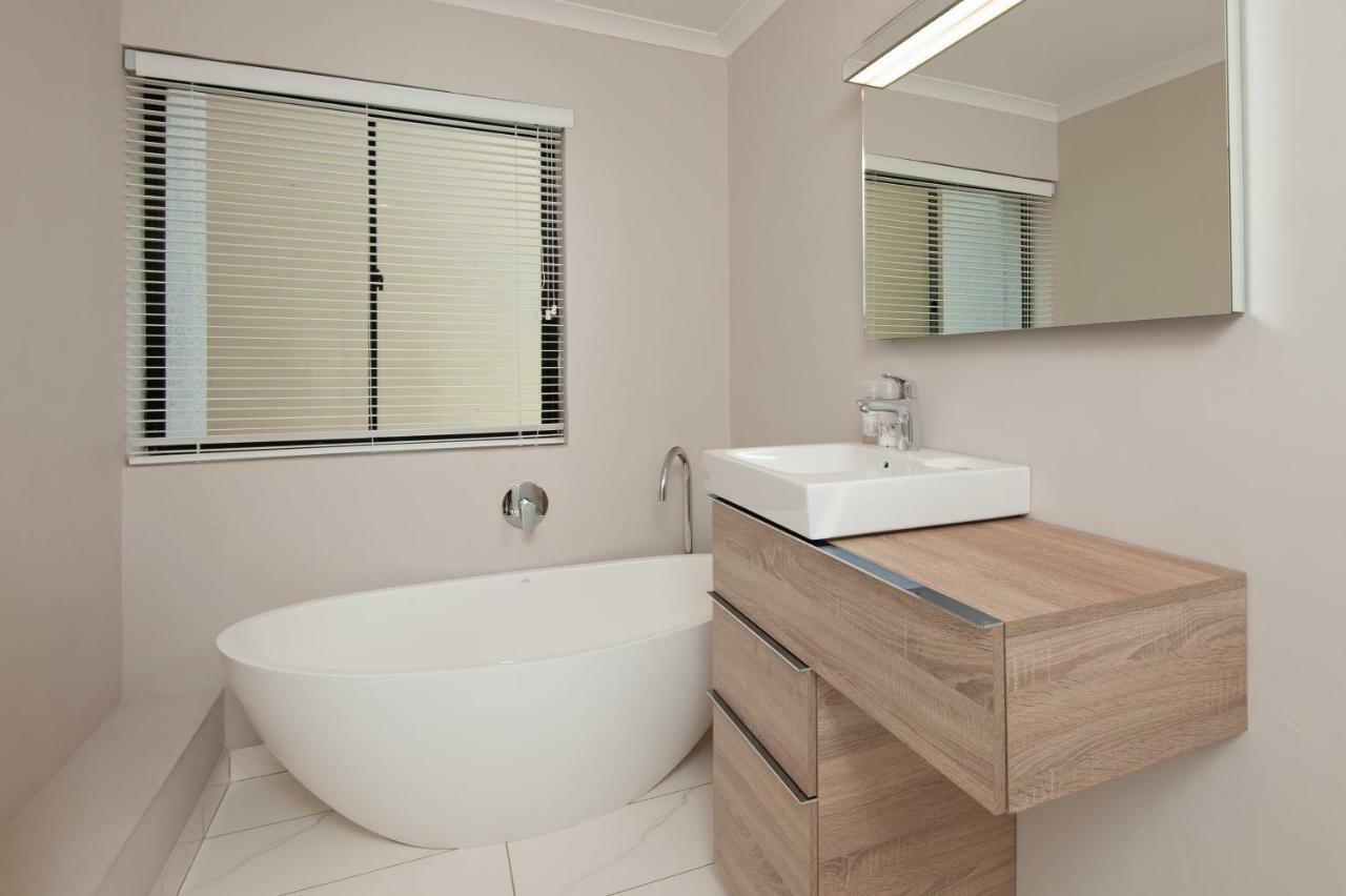 The Sun, Whales & Waves - Seafront Apartment Hermanus Eksteriør billede